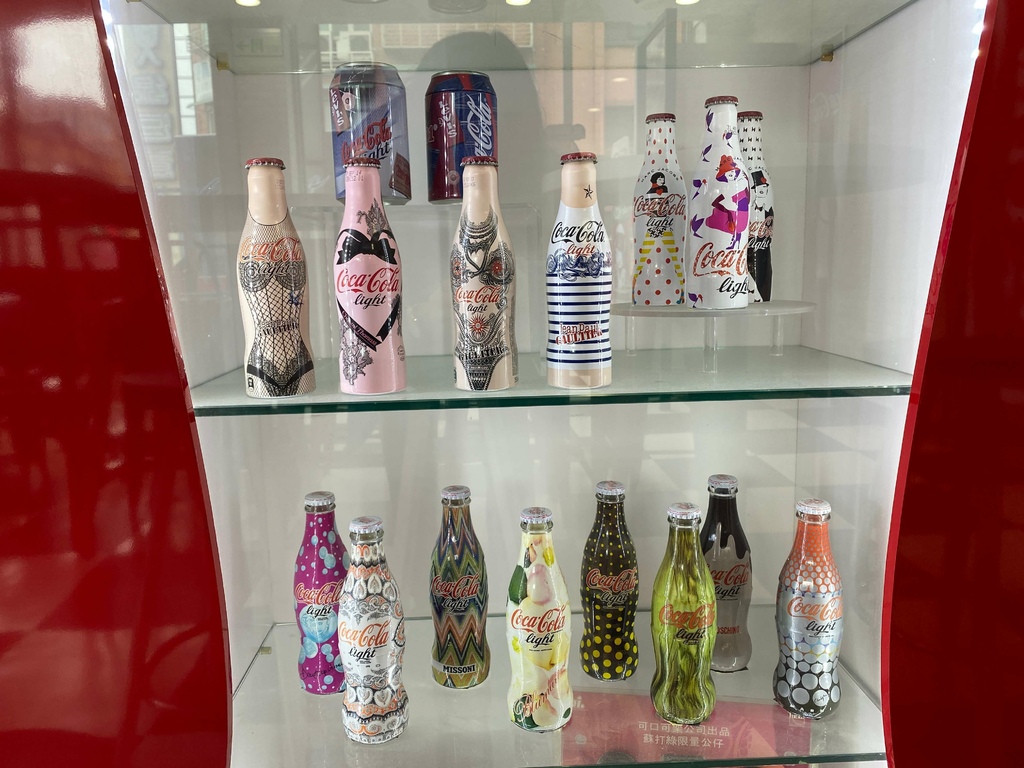 台北松山景點-走入7-ELEVEN威京門市,就像來到可口可樂博物館,丁小羽帶你去一探究竟【丁小羽旅遊篇】 台北松山景點-走入7-ELEVEN威京門市,就像來到可口可樂博物館,丁小羽帶你去一探究竟【丁小羽旅遊篇】