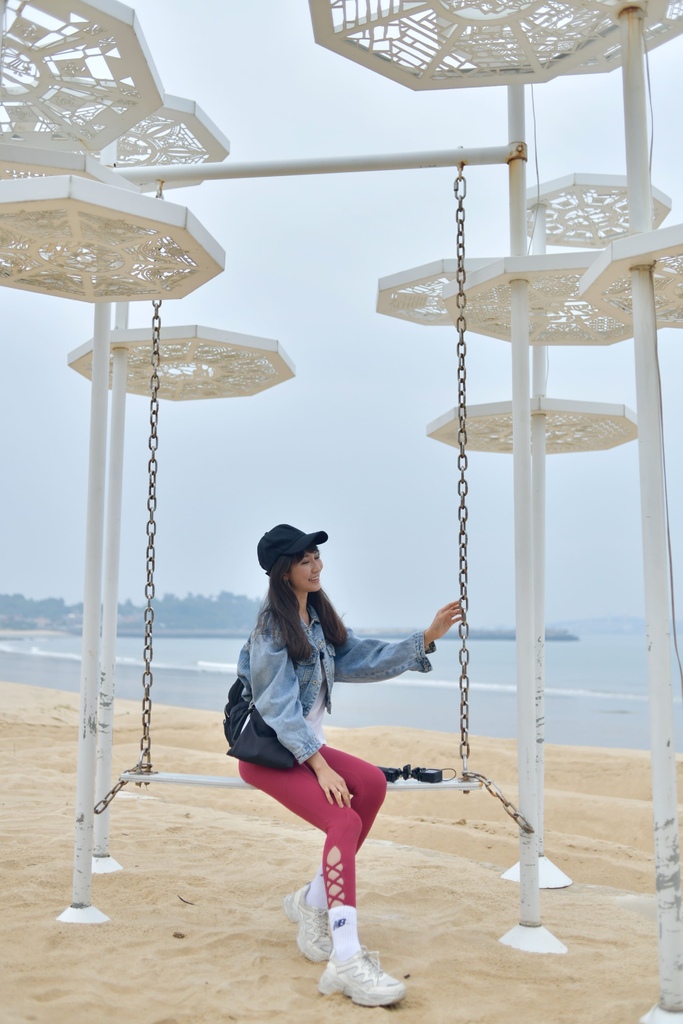 小金門烈嶼景點-丁小羽帶你走訪「東崗海水浴場」及「白色網美盪鞦韆」