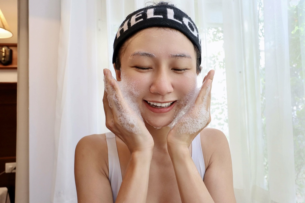 每天洗臉的好夥伴「DRX超淨化溫和洗面凝膠」！使用後不乾澀、不緊繃，讓你肌膚水嫩細緻，洗面乳首選就是它