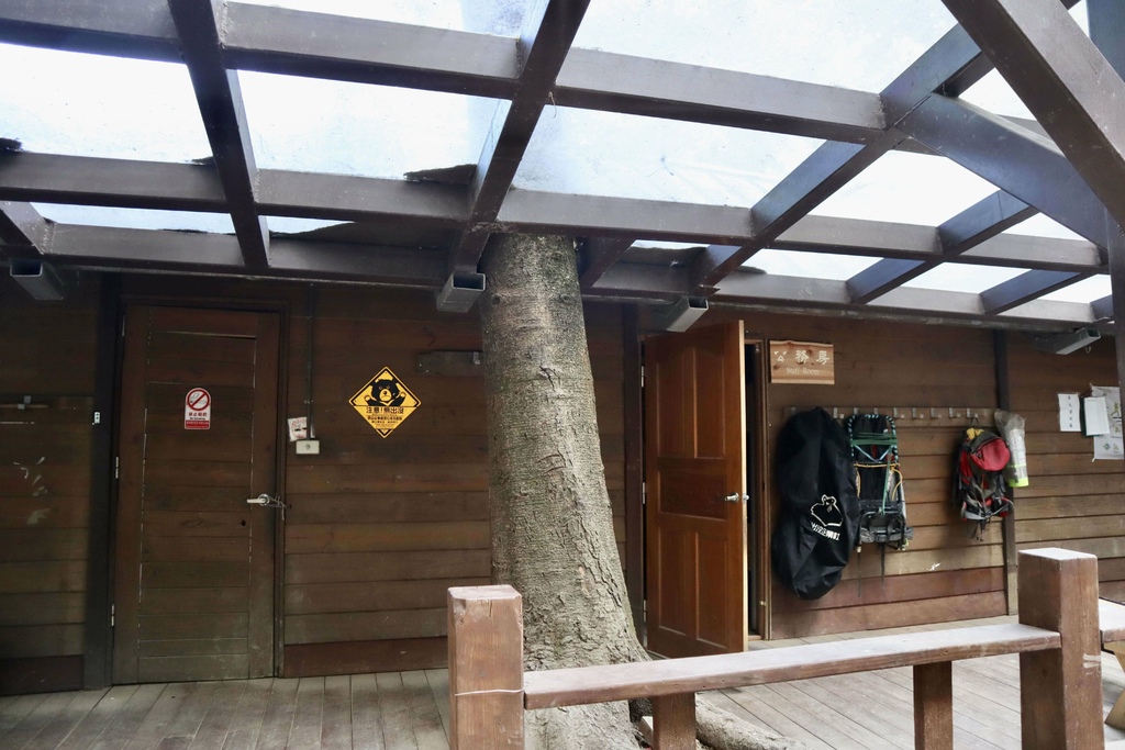 丁小羽來開箱嘉明湖國家步道上的五星級山屋「向陽山屋」 丁小羽來開箱嘉明湖國家步道上的五星級山屋「向陽山屋」