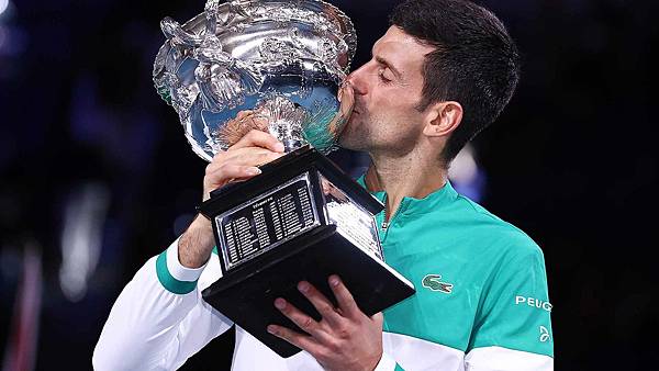 djokovic-ao21-trophy1.jpg