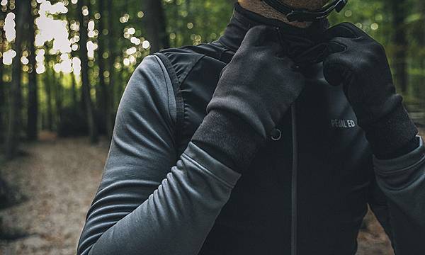 black_nachi_vest_pedaled_autumn.jpg