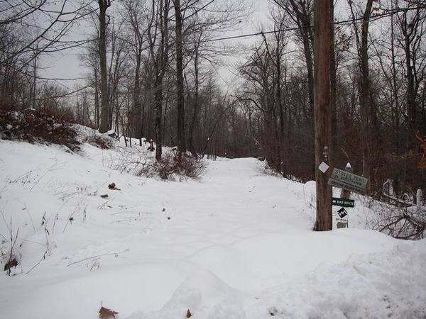 登山步道旁被積雪覆蓋的腳踏車道