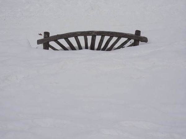 埋在雪裡的椅子