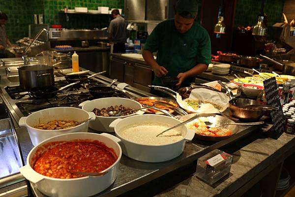 Maldives Day2 (14)熟食有烘蛋、培根、磨菇、豆子薯餅跟番茄，但我想吃豬排起士蛋.JPG