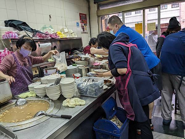 【台北萬華區】龍山寺美食巡禮 | 周記肉粥、龍城號、龍都冰果