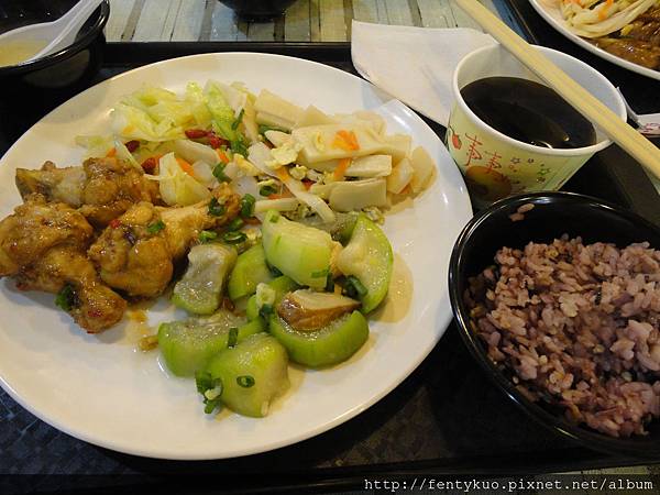 公司餐...菜色還不錯,重點有紫米飯^^