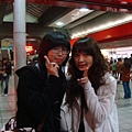 劍潭站前，我和曼欣，開心的勒！