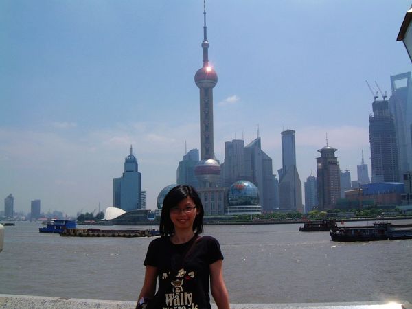東方明珠塔位於上海浦東新區、陸家嘴金融貿易區的西部綠地上