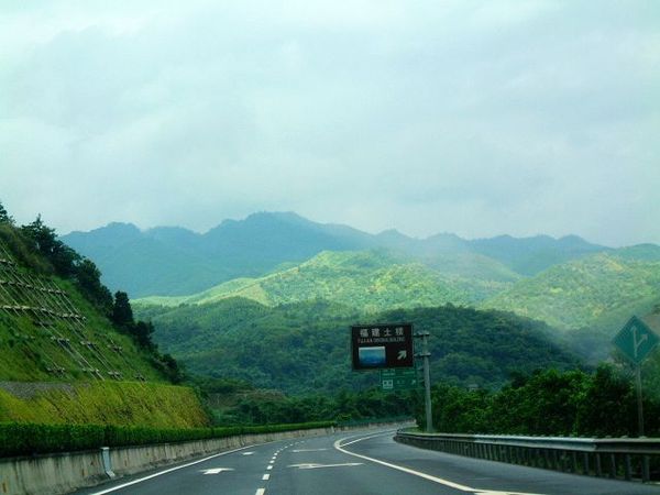 往福建土樓的高速公路上，很淒涼