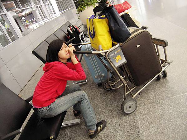 Those luggages are really heavy...  haha~