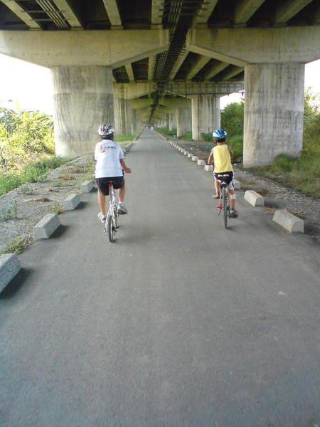 車道接到高速公路底下, 超涼的!