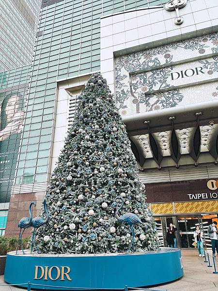 Dior 全球唯一的聖誕樹就在台北101,還不快手刀出發~