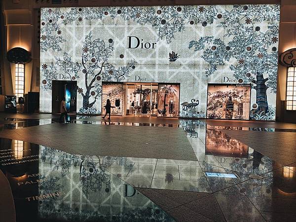 Dior 全球唯一的聖誕樹就在台北101,還不快手刀出發~