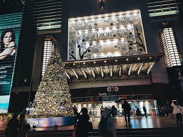 Dior 全球唯一的聖誕樹就在台北101,還不快手刀出發~