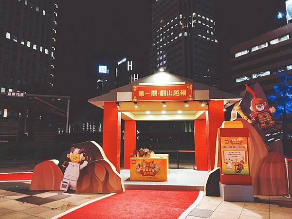 以「樂高玩偶」視角拍照打卡,就在信義區統一時代百貨!