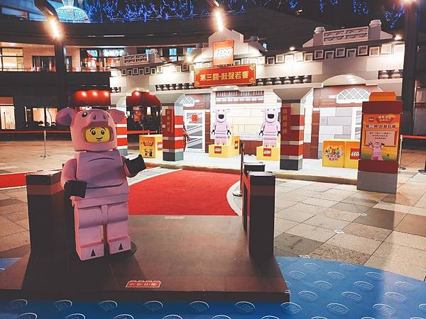 以「樂高玩偶」視角拍照打卡,就在信義區統一時代百貨!