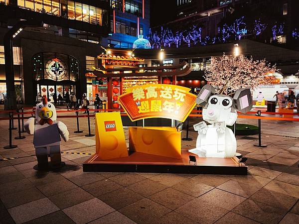 以「樂高玩偶」視角拍照打卡,就在信義區統一時代百貨!