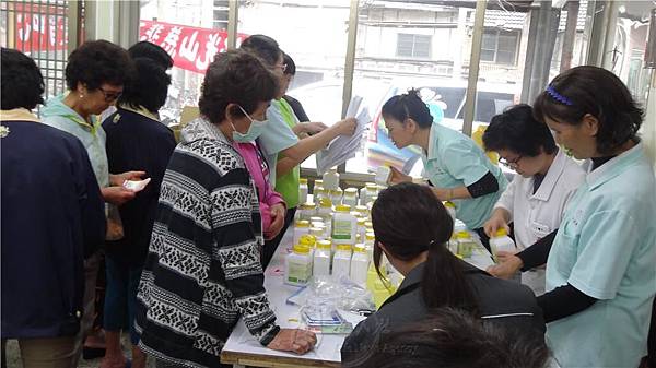 圖說：北港區下崙佈教所慈善義診，為鄉民用心把脈服務。 人間社記者蘇家慧攝.jpg