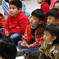 圖說：兒童專注聆聽佛教故事。 人間社記者蘇家慧攝.jpg