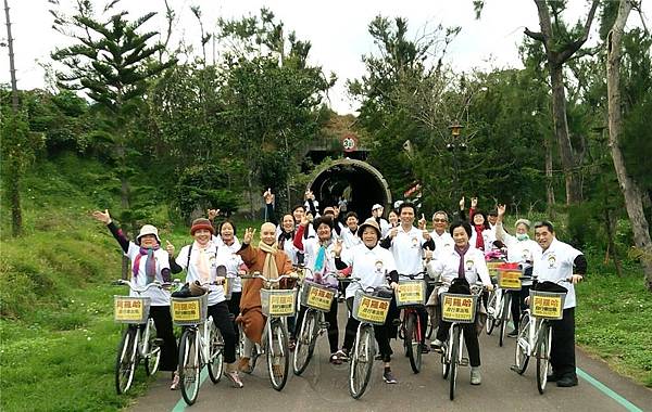 圖說：北港區首度佛光會幹部共同騎著腳踏車遊湖，時間就好像拉到50年前的宜蘭，星雲大師帶著青年騎著單車，意味著要學習不畏艱難的弘法之路。 人間社記者吳恕如攝.jpg