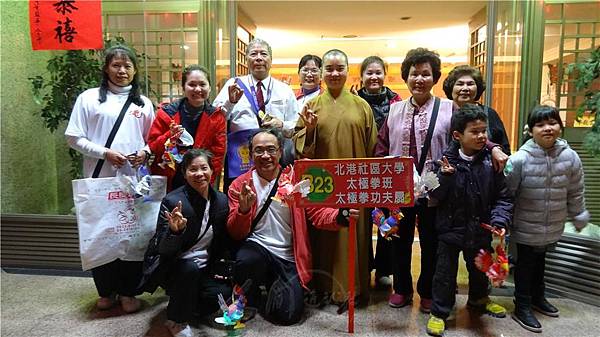 北港社區大學太極舞班睬街遊行活動巧遇佛光山北港禪淨中心監寺妙紀法師，開心合影。 人間社記者蘇家慧攝.jpg