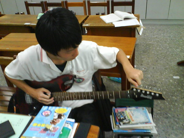 彈吉他的小狗.JPG