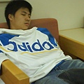 小斌斌~睡在圖書館舒服的沙發....JPG