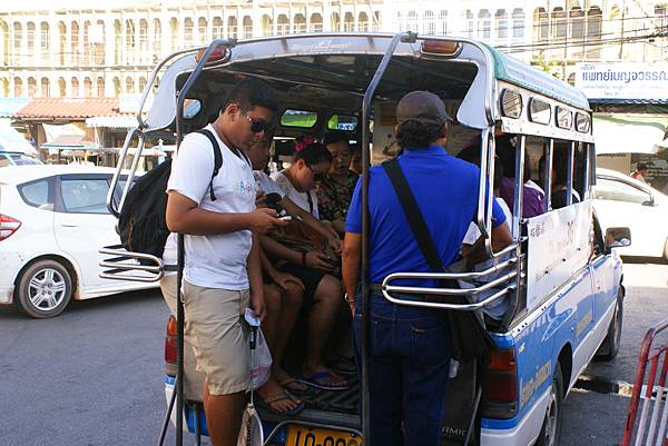 搭車到Amphawa水上市集