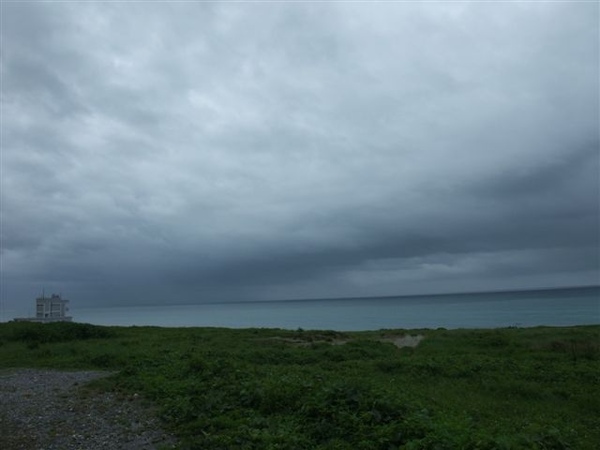 雲很厚但可以看到海