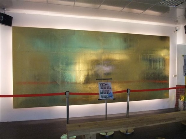 酒廠展示的大金箔牆