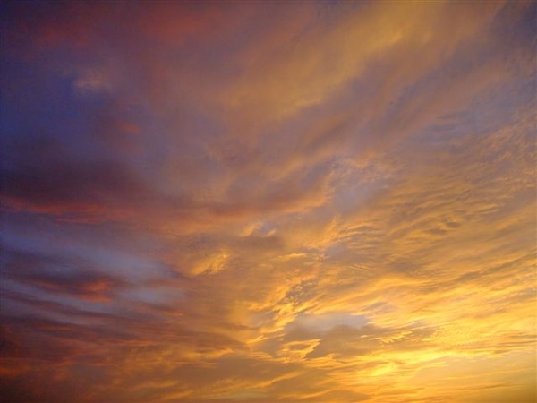 佈滿彩雲的天空