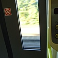 火車門上內外都有按鍵可以開關門