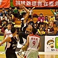 冠霖趁隙搶到籃板
