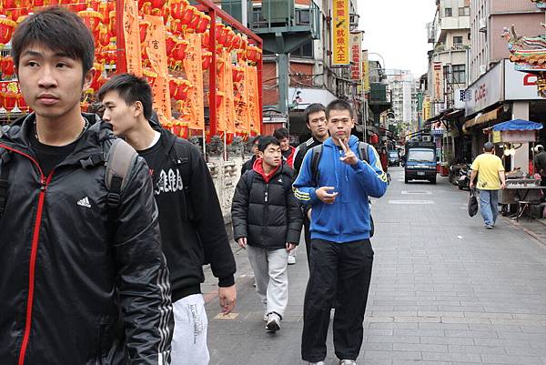 去吃飯的路上