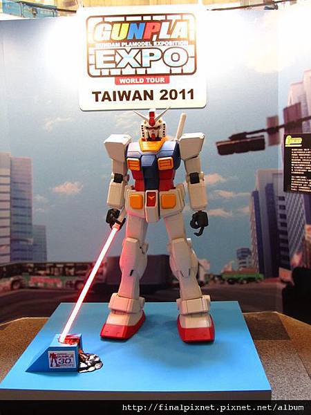 Gunpla EXPO 2011-場外-RX-78-2-等身高-1.jpg