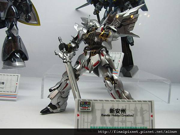 Gunpla EXPO 2011-場外-模友作品-銀色金屬風MG新安洲.jpg