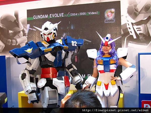 Gunpla EXPO 2011-會場-真人鋼彈+鋼彈娘-6.jpg