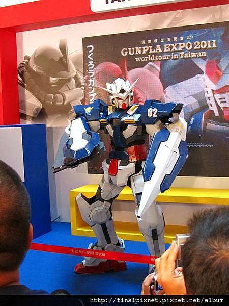 Gunpla EXPO 2011-會場-真人鋼彈-4.jpg