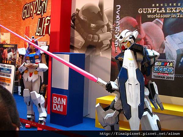 Gunpla EXPO 2011-會場-真人鋼彈-6.jpg