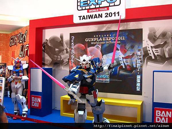 Gunpla EXPO 2011-會場-真人鋼彈-7.jpg