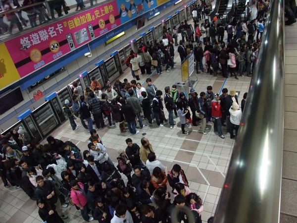 捷運車站裡的人潮-2