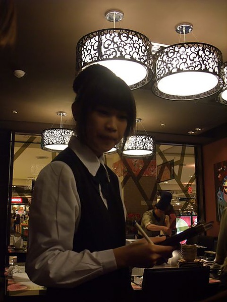 女服務生-親切.JPG 女服務生-親切.JPG