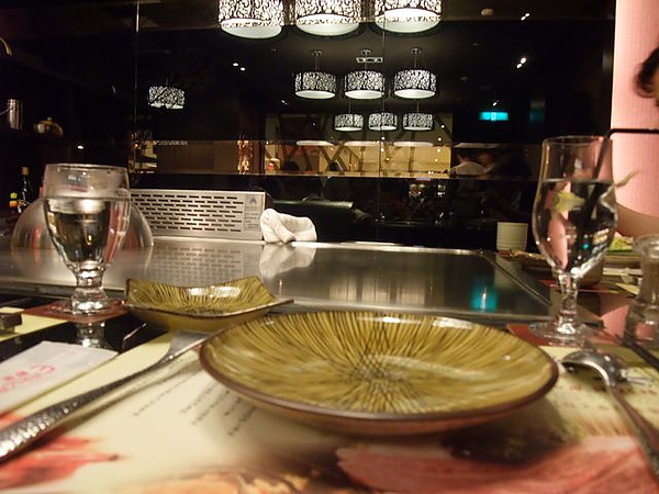 店內擺設-鐵板+餐盤.JPG 店內擺設-鐵板+餐盤.JPG