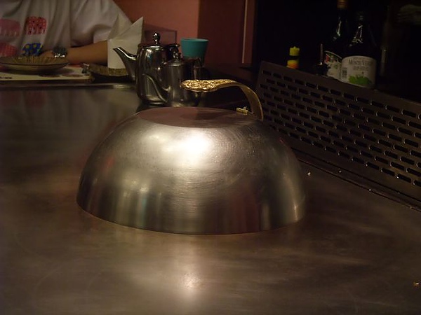 店內擺設-鐵板鍋蓋.JPG.jpg 店內擺設-鐵板鍋蓋.JPG.jpg