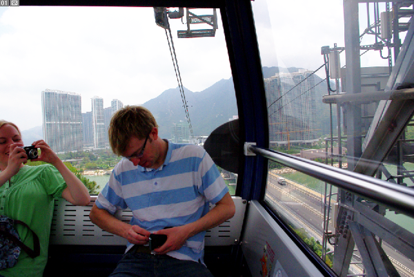 同車的外國旅客正在用相機