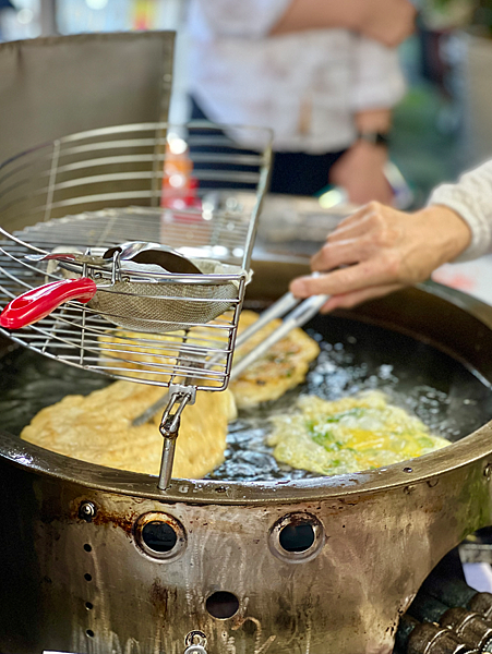 【台北信義區美食】世貿好吃炸蛋餅x吳興街商圈人氣銅板美食 ║