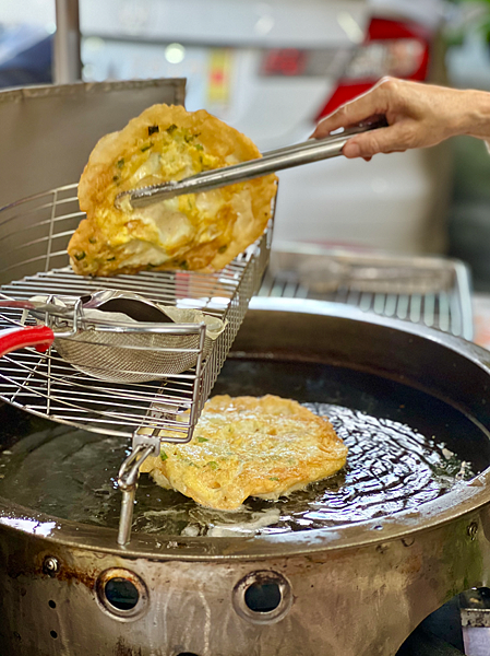 【台北信義區美食】世貿好吃炸蛋餅x吳興街商圈人氣銅板美食 ║