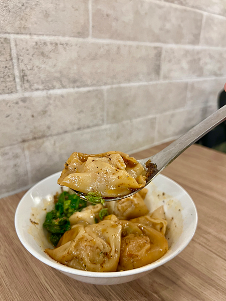 【台北松山區美食】川慶饌抄手麵食館x怪味雞乾麵、紅油抄手║台