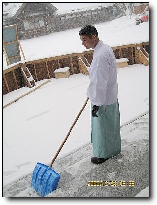 鏟雪的僧人